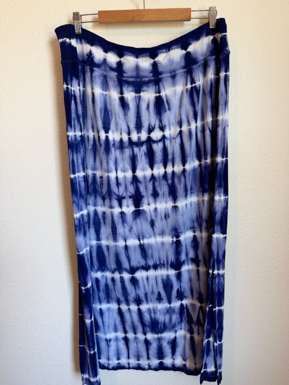 Chico's Zenergy Tie Dye Maxi Skirt Blue White Rayon Stretch Slit Size 3 XL - Picture 4 of 7